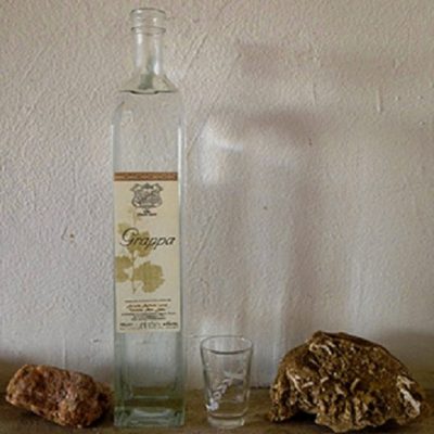 Grappa di Villa Chiarni Wulf: bottiglia trasparente e bicchierino