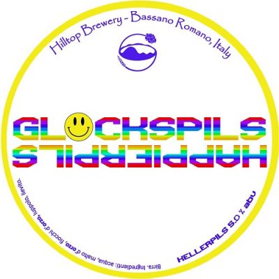 L'etichetta della Gluckspils della Hilltop Brewery, bianca, con la scritta multicolore