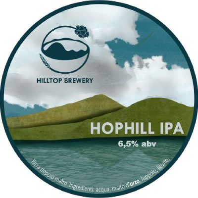 Etichetta della Hop Hill IPA della Hilltop Brery: rappresenta un dirupo affacciato su un paesaggio verde e collinare