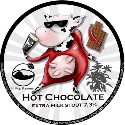 Hot Chocolate Extra Milk Stout della Hilltop Brery: l'etichetta che mostra una mucca in abito rosso e occhiali da sole bere un boccale di birra